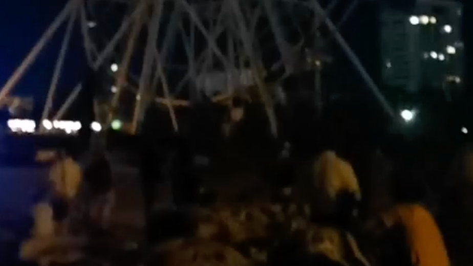 В Волгограде встало «чертово колесо» с людьми. Видео