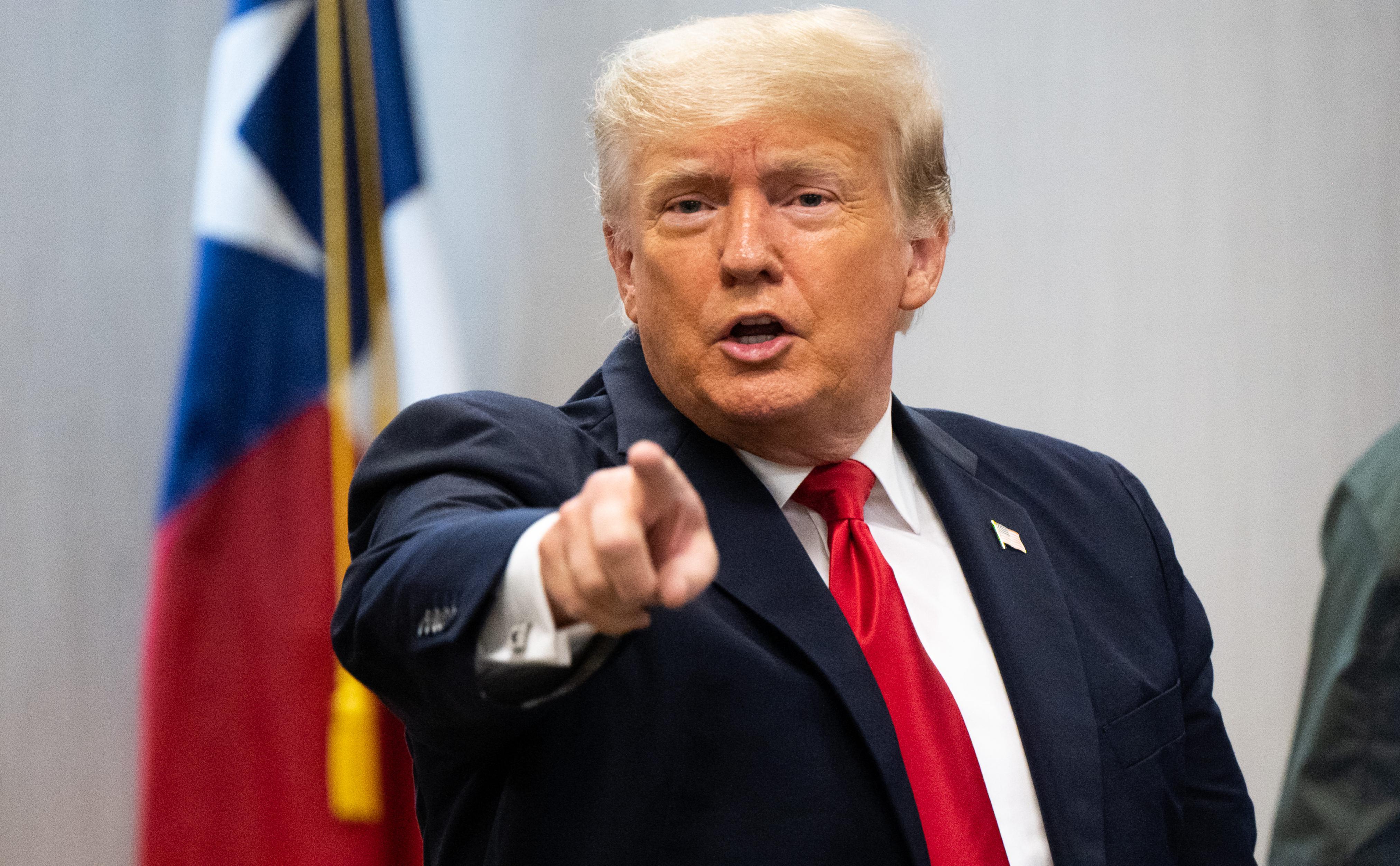 Суд согласился назначить эксперта для изучения изъятых у Трампа бумаг