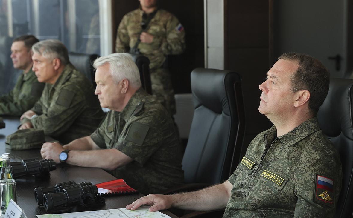 Медведев не захотел мириться с «безумными начальниками» на Украине