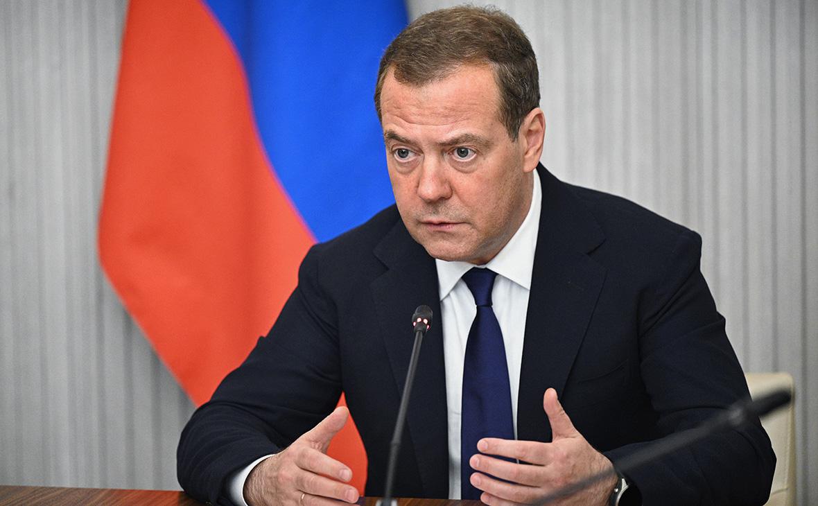 Медведев ответил Зеленскому на предложение конфисковать активы России