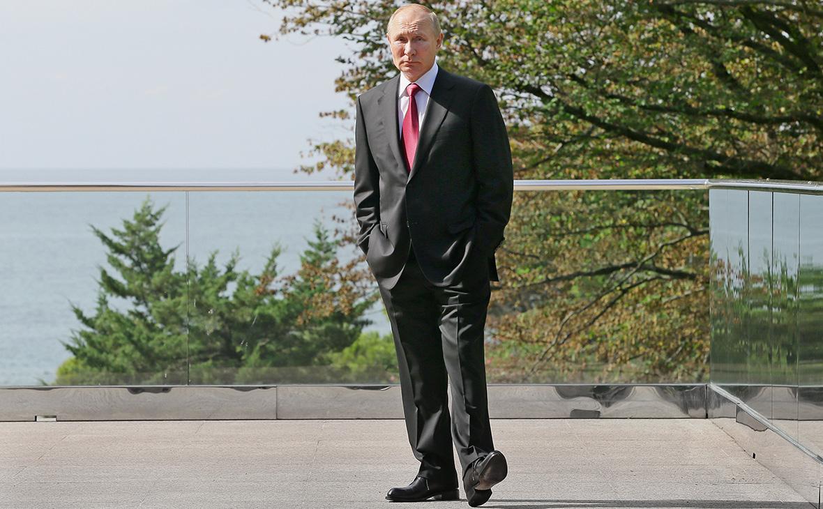 Песков рассказал, что Путин иногда купается во время командировок в Сочи