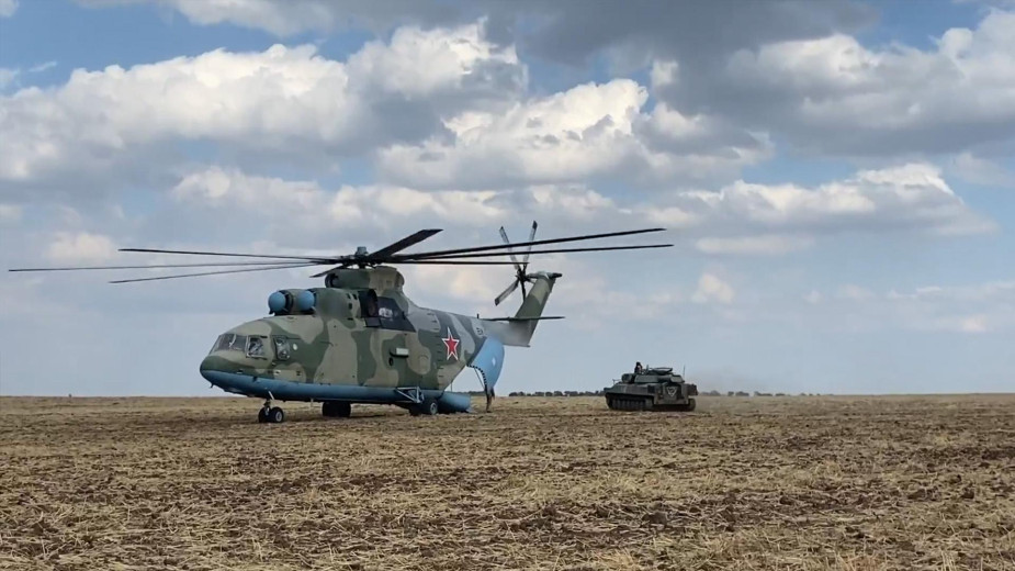 Минобороны показало переброску техники и военных в Харьковскую область