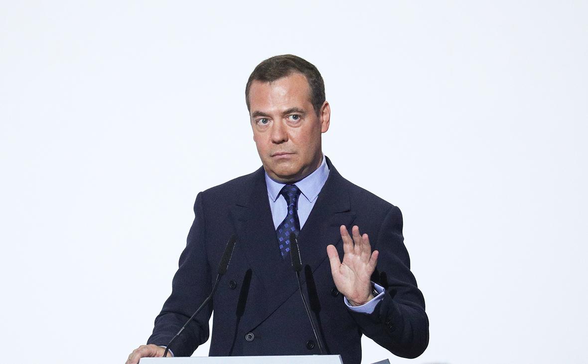 Медведев написал, что «у нас праздник, у них тяжелые наркотики»