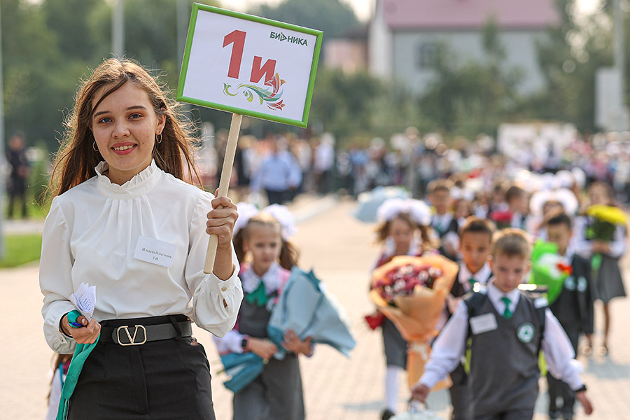 Флаг, извержение вулкана и школьники в ДНР: как прошло 1 сентября