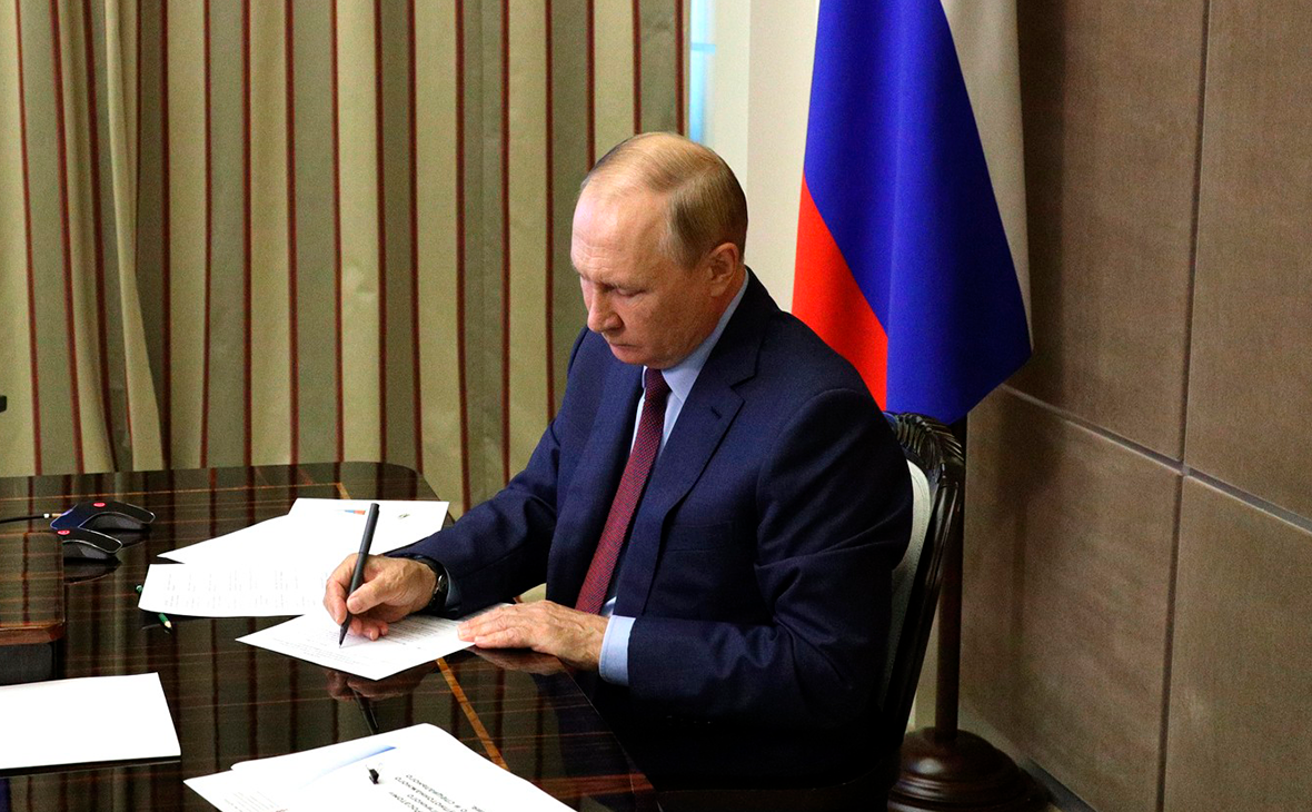 Путин подписал указ об индексации на 4% зарплат федеральным чиновникам