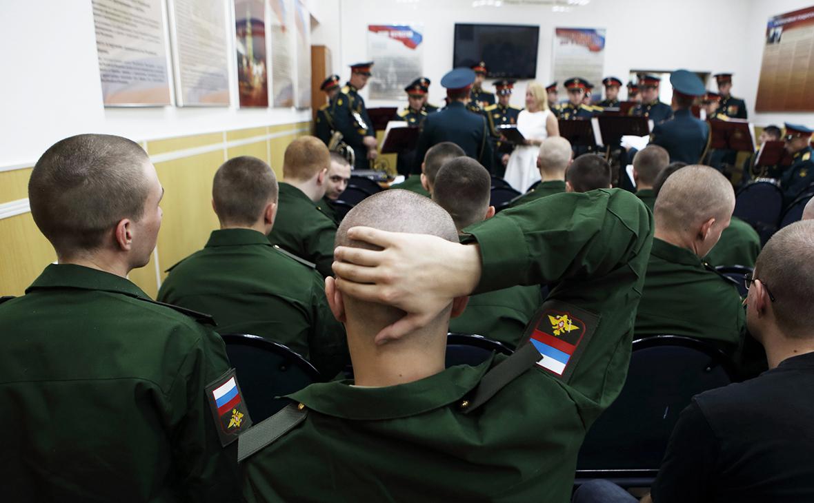  Кремль заявил об отсутствии позиции по двухлетней службе в армии 