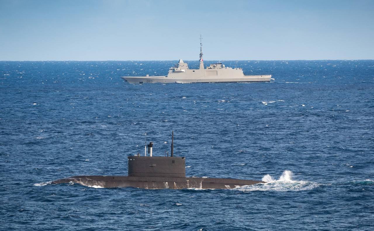 ВМС Франции сопроводили подлодку и буксир России в Бискайском заливе