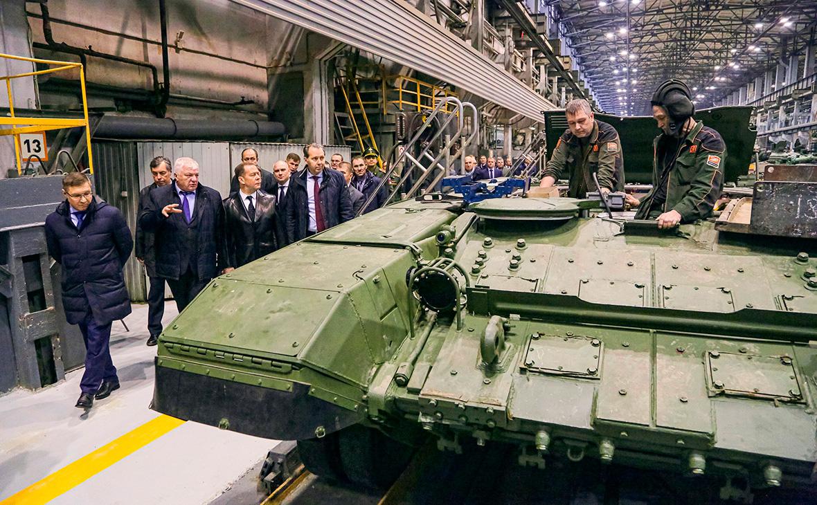 Медведев призвал «не надеяться» на то, что у России закончится вооружение