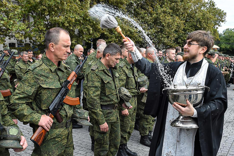 Как мобилизованных провожают в воинские части. Фоторепортаж