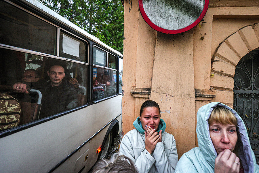 Как мобилизованных провожают в воинские части. Фоторепортаж