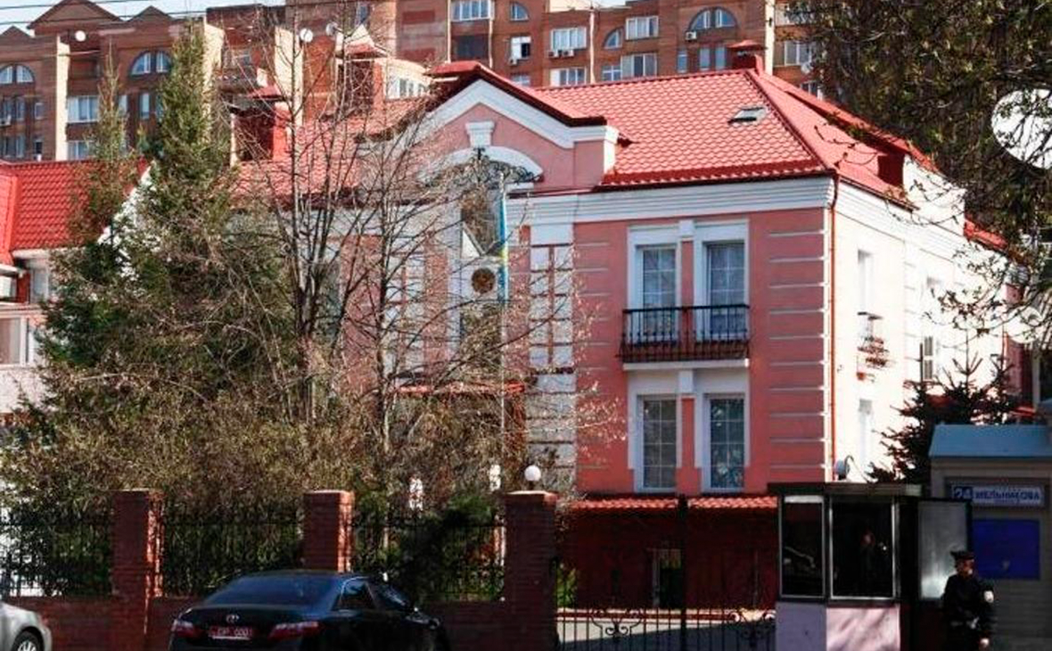 Сербия временно закрыла посольство на Украине