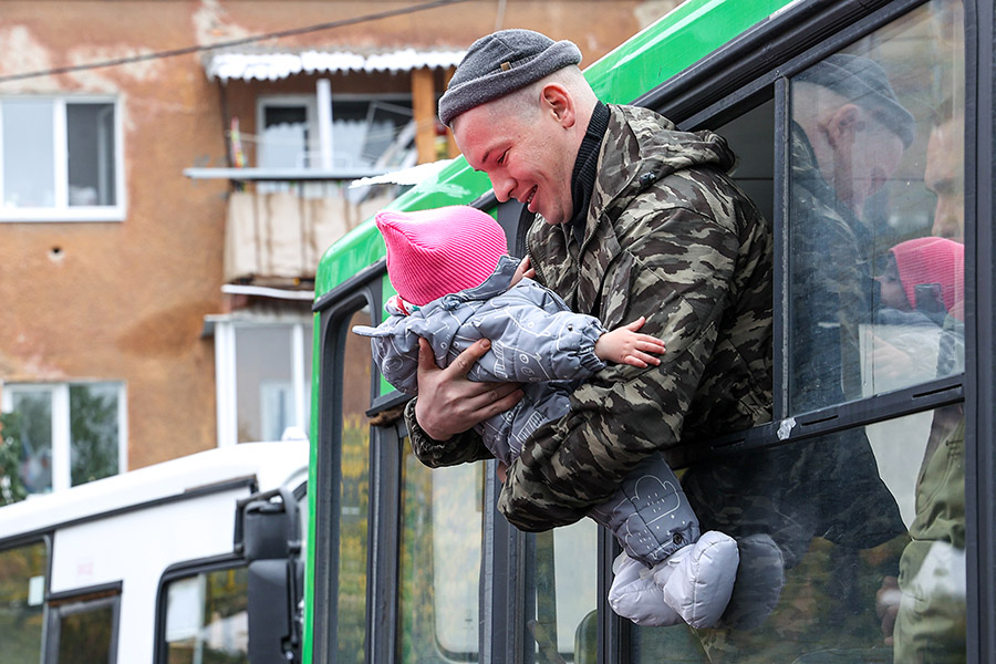 Как мобилизованных провожают в воинские части. Фоторепортаж
