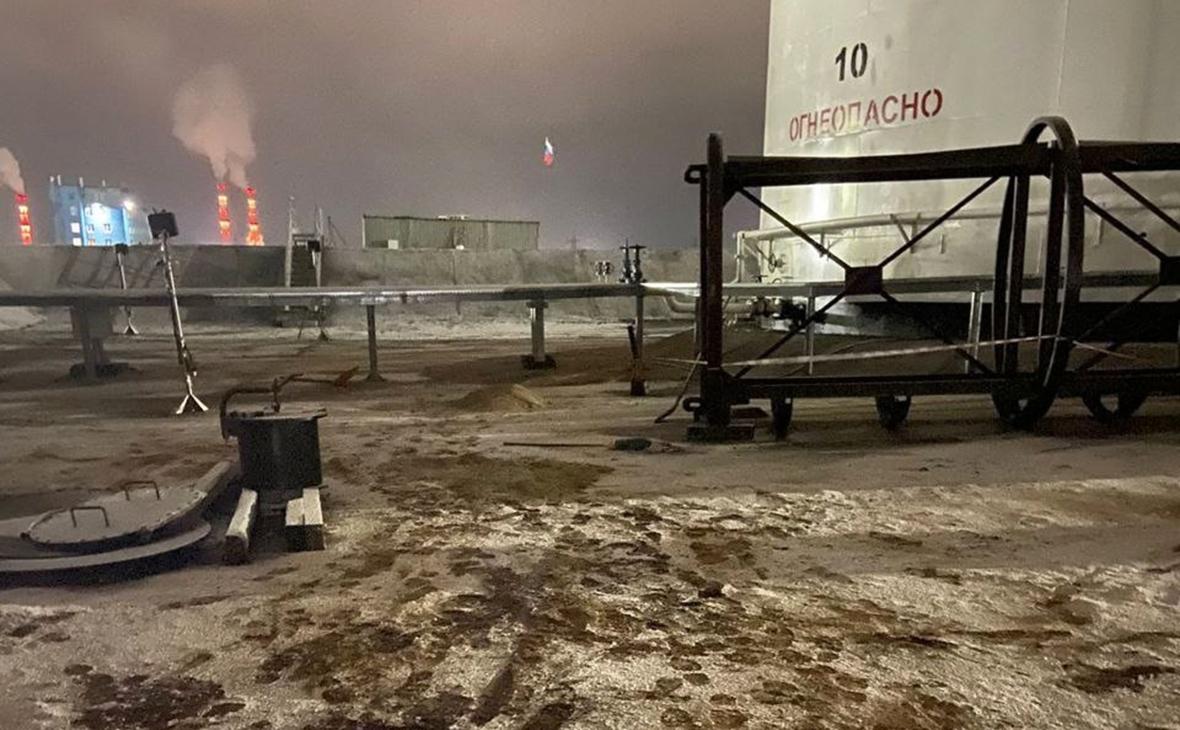 В Норильске на нефтебазе разлилось топливо
