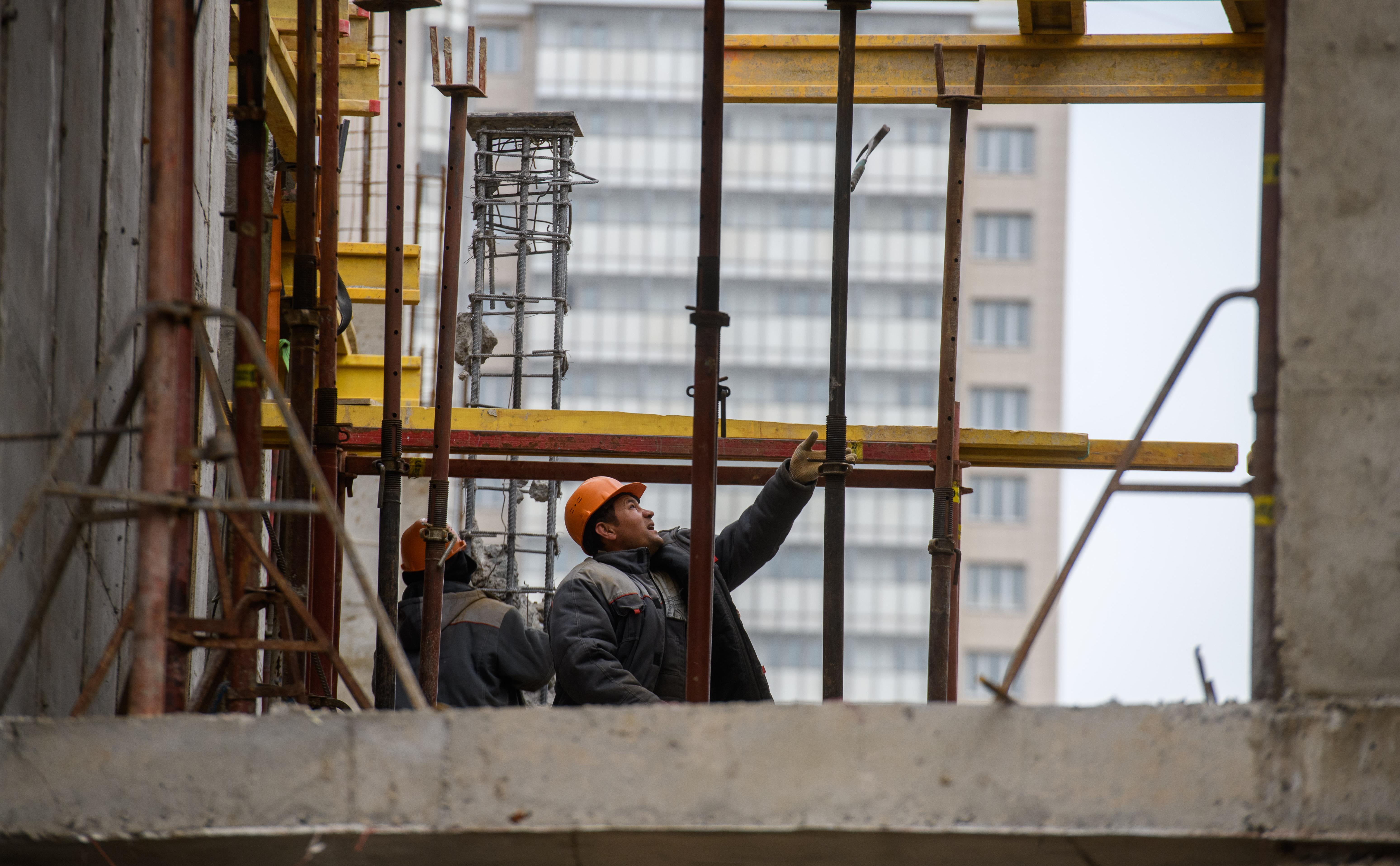  В Минстрое из-за нехватки строителей предложили привлекать безработных 