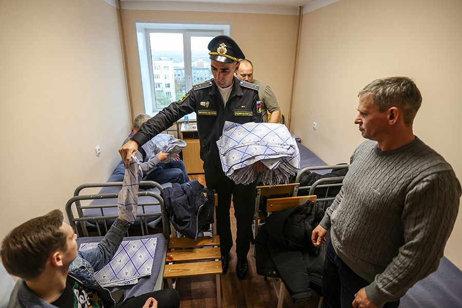 Как мобилизованных провожают в воинские части. Фоторепортаж