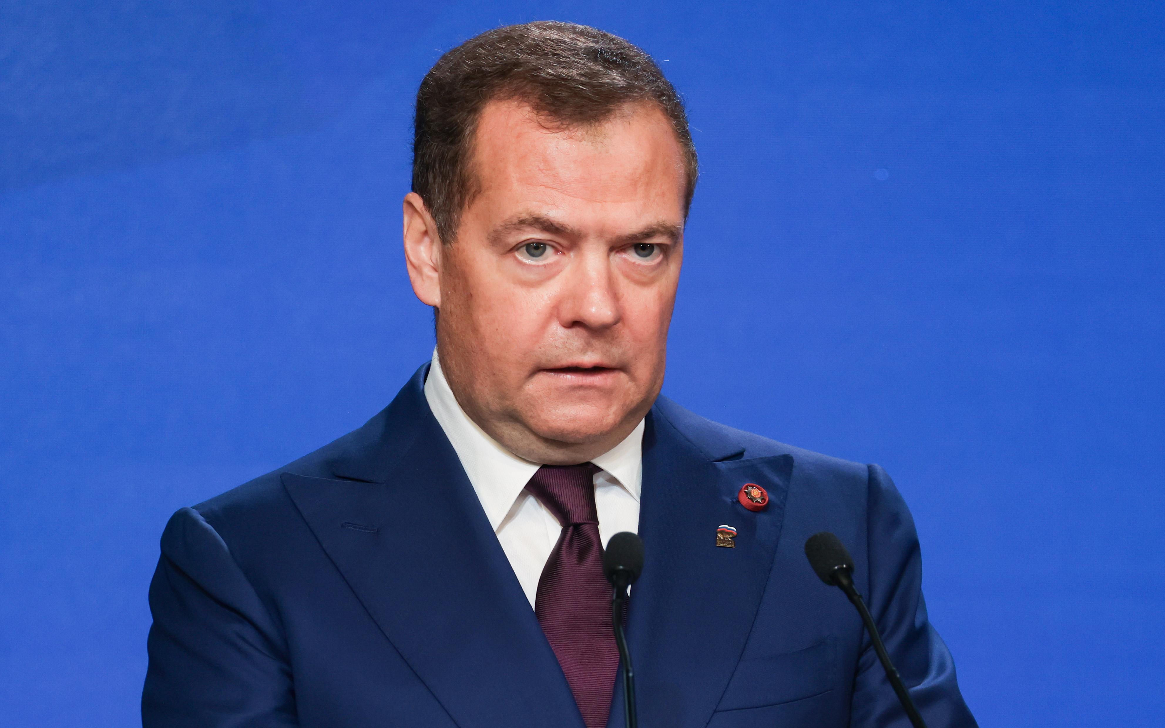  Медведев призвал к &laquo;прямому уничтожению террористов&raquo; из-за удара по мосту 
