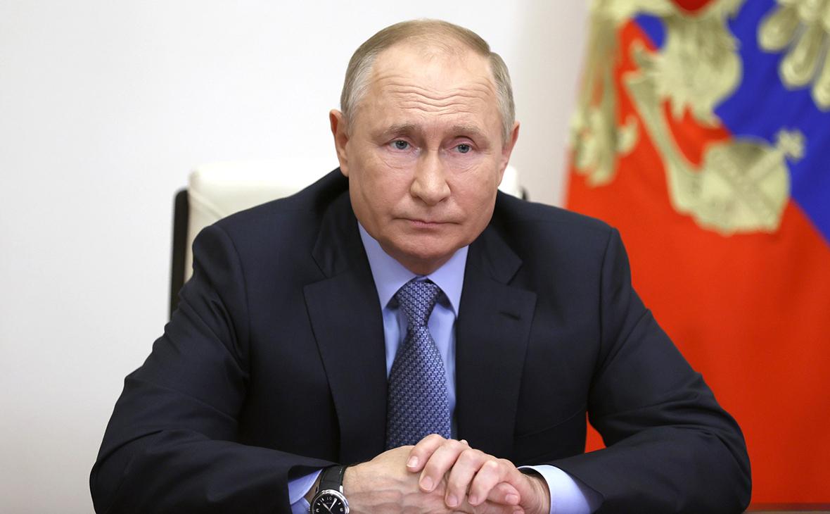 Губернатор Самарской области подарил Путину фотографии жен участников СВО