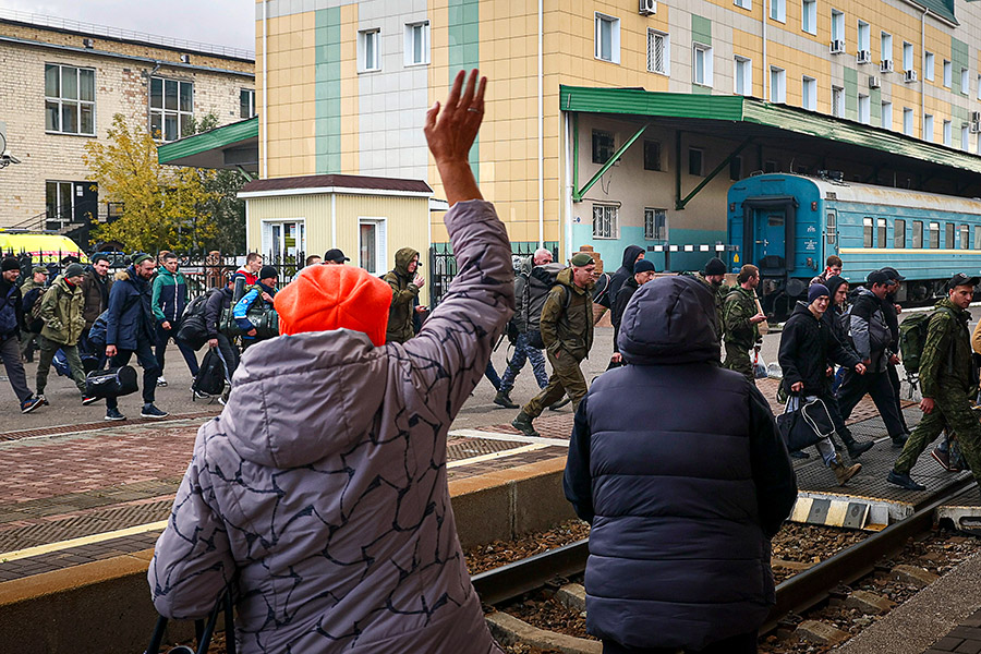 Как мобилизованных провожают в воинские части. Фоторепортаж