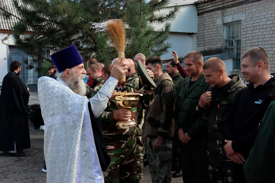 Как мобилизованных провожают в воинские части. Фоторепортаж
