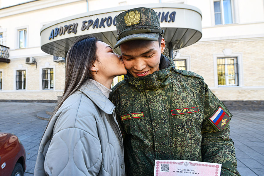 Как мобилизованных провожают в воинские части. Фоторепортаж