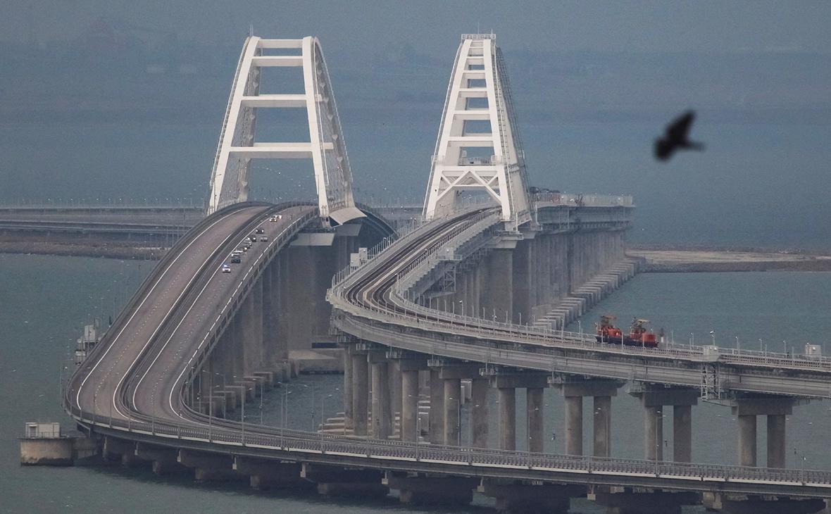  На Крымскому мосту запустили движение автомобилей по двум полосам 