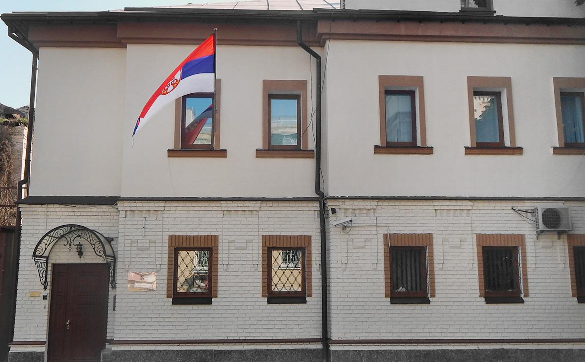 Сербия временно закрыла посольство на Украине