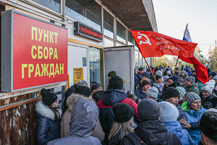 Как мобилизованных провожают в воинские части. Фоторепортаж