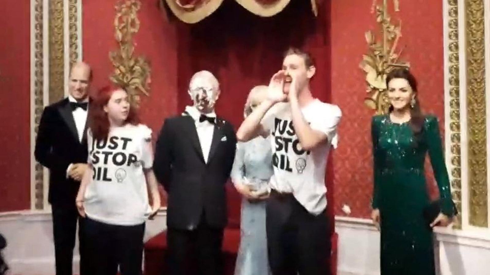  В Мадриде экоактивисты приклеили себя к картинам Гойи. Видео 