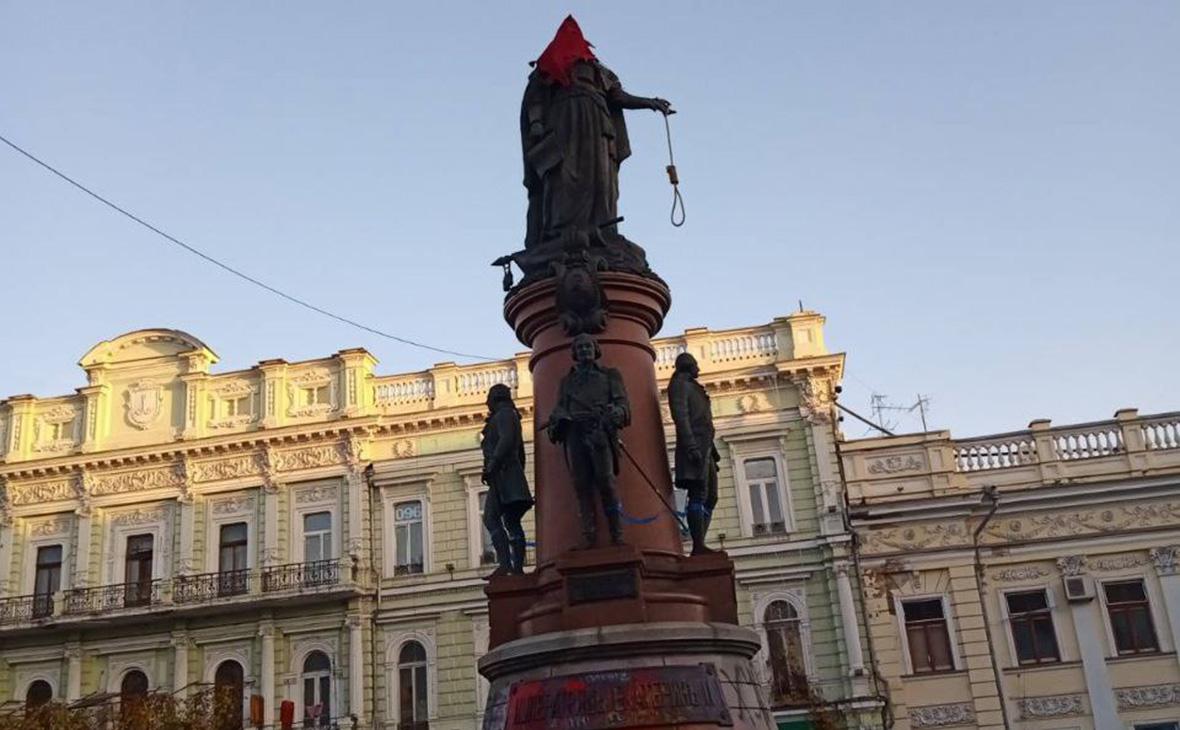  Памятник Екатерине II в Одессе оградили деревянным забором 