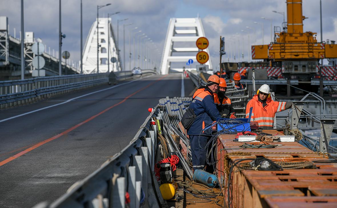  Первый пролет Крымского моста направили к месту ремонта 