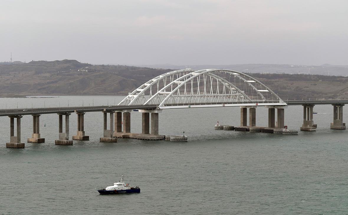  На Крымском мосту установили первый готовый пролет 