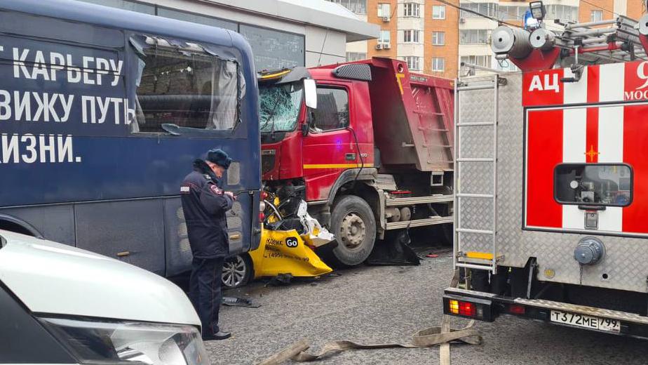Грузовик врезался в такси в центре Москвы. Видео