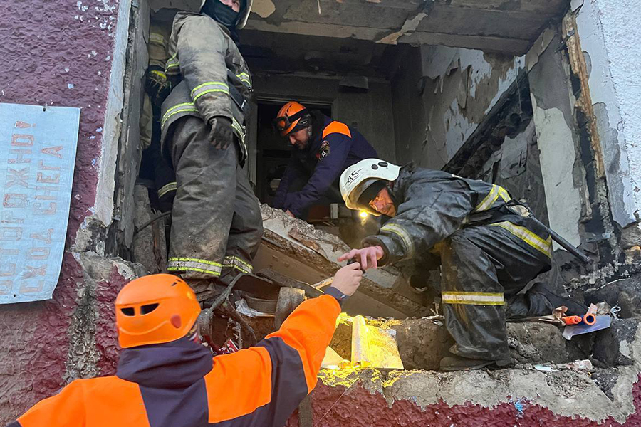 Последствия взрыва газа в жилом доме на Сахалине. Фотографии