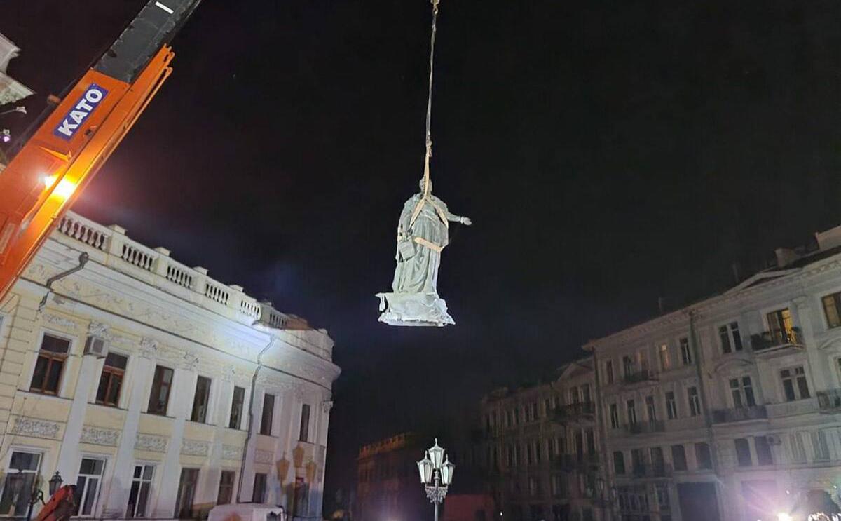 В Одессе демонтировали памятники Екатерине II и Суворову