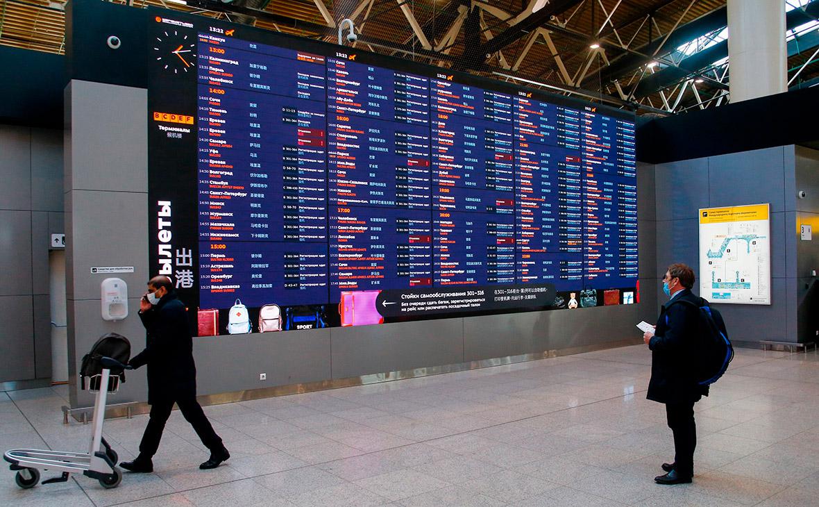 В аэропортах Москвы третий день подряд задержали рейсы из-за погоды