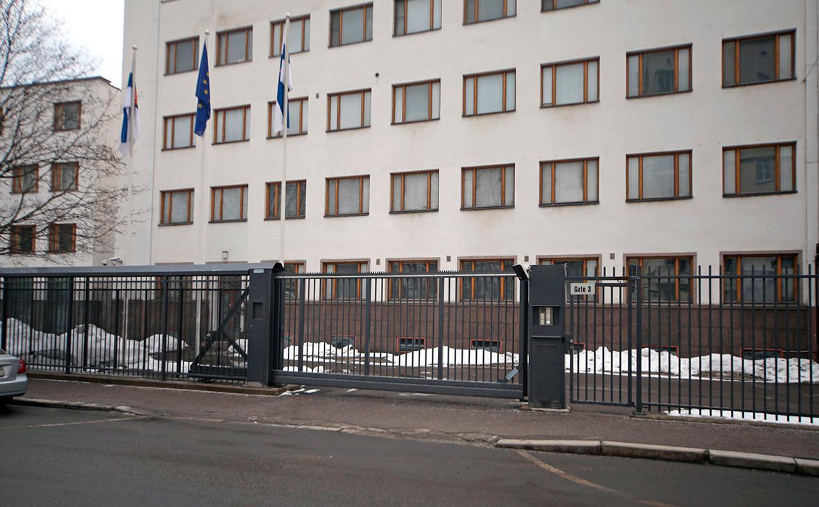 Финляндия рассмотрит меры после забрасывания миссии в Москве кувалдами
