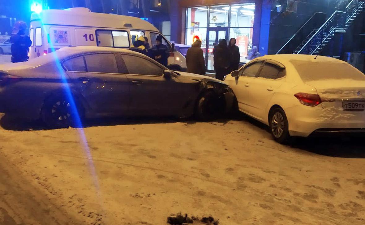 Один человек погиб после наезда BMW на остановку в Москве