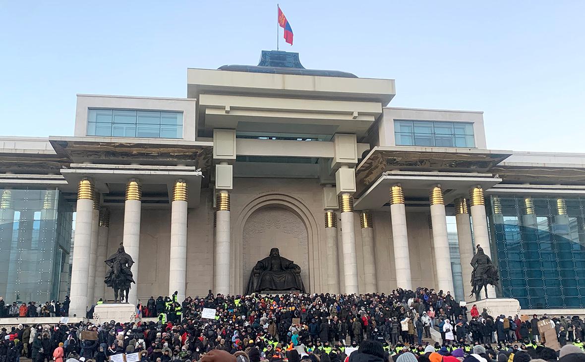  Правительственный кризис в Монголии и протесты из-за кражи угля. Главное 