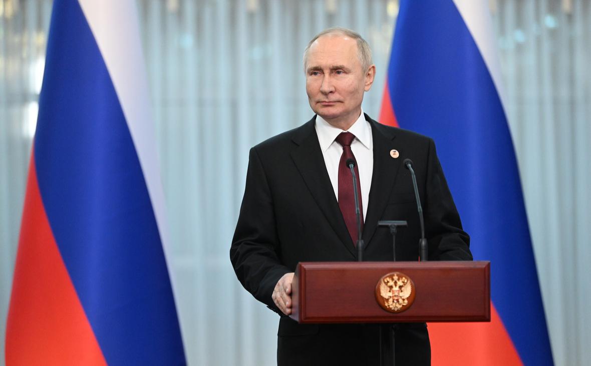  Кремль показал видео работы Путина в объединенном штабе войск 