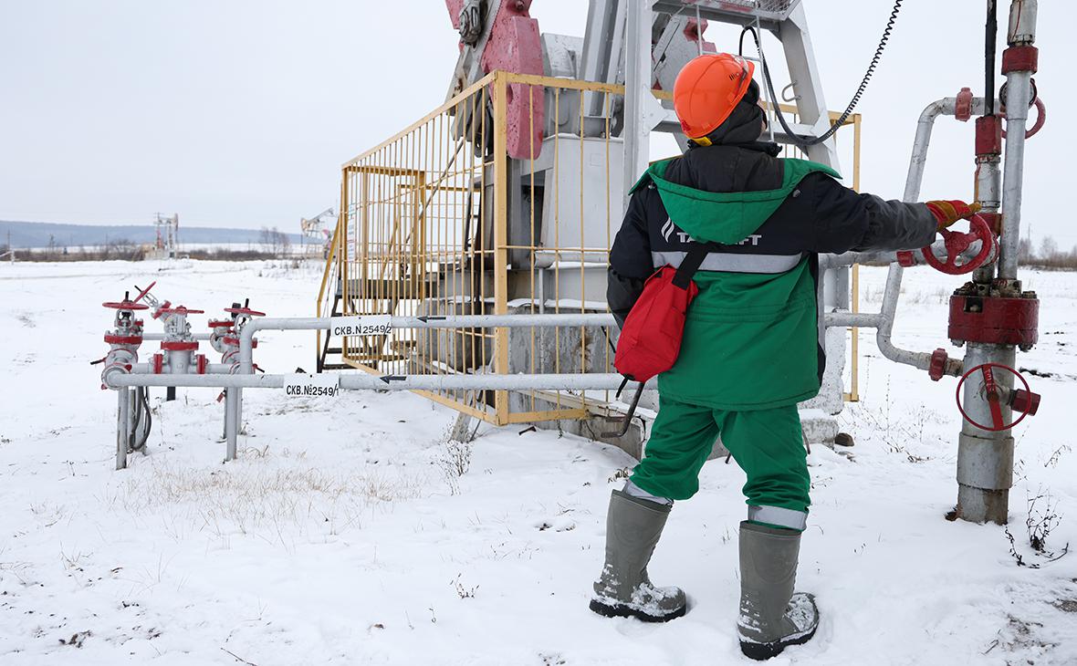 Страны Запада установили потолок цен на российскую нефть. Что это значит
