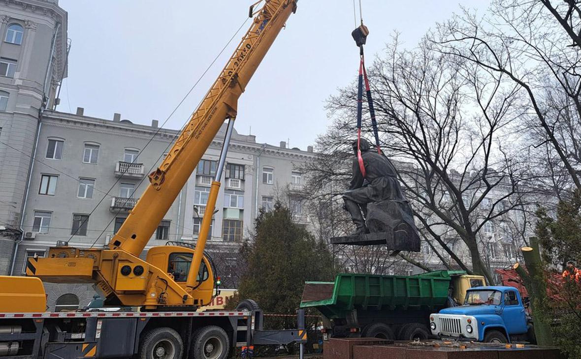 В Днепре демонтировали памятники Горькому и Чкалову