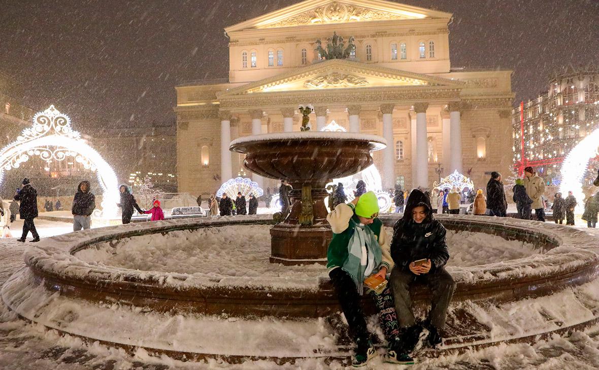 В аэропортах Москвы третий день подряд задержали рейсы из-за погоды