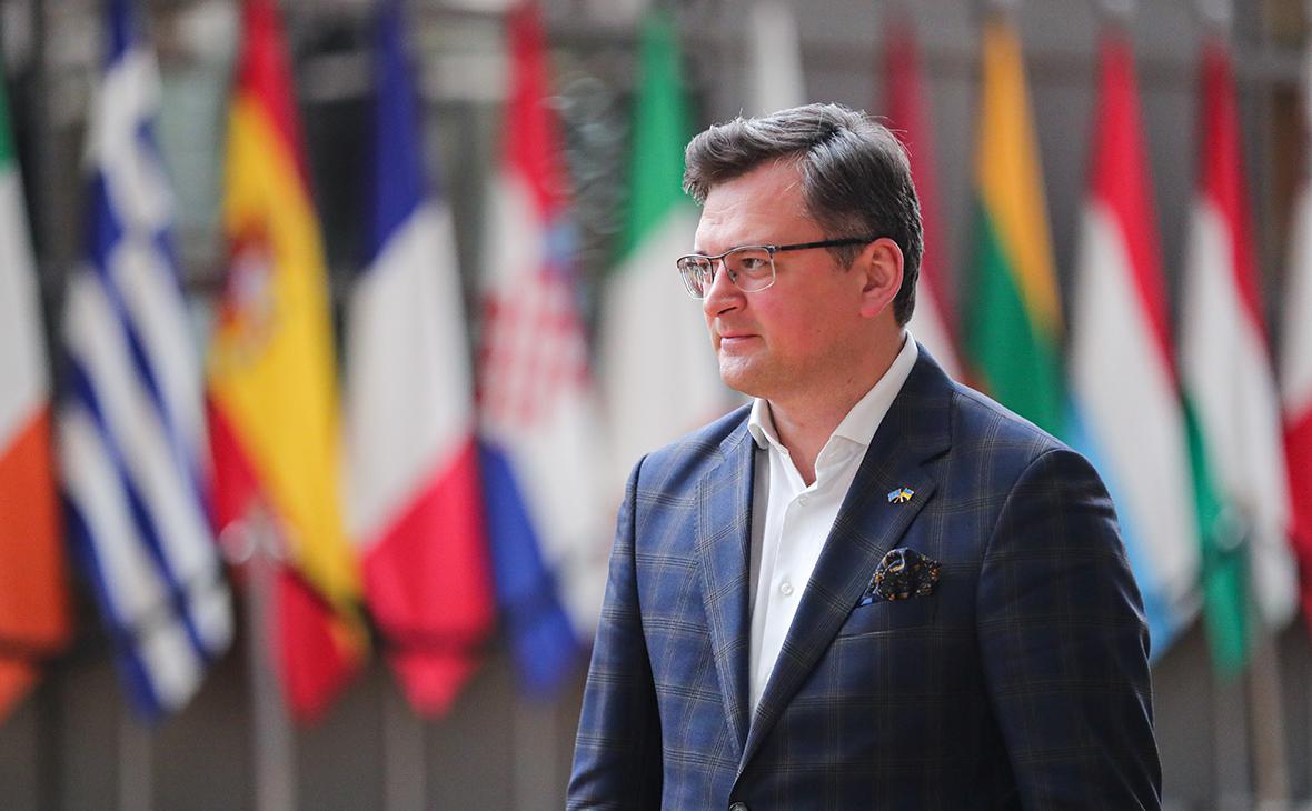 Кулеба заявил, что уже три посольства Украины получили письма с угрозами