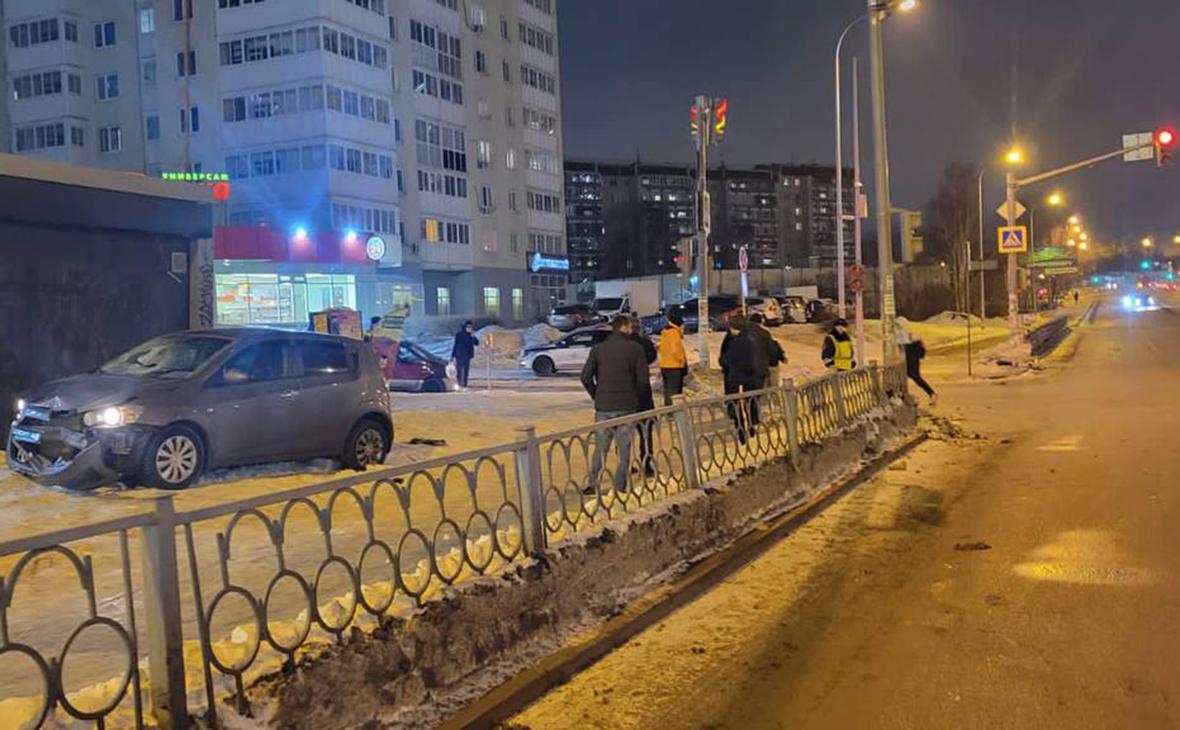 В Екатеринбурге автомобиль наехал на тротуар и сбил четырех пешеходов