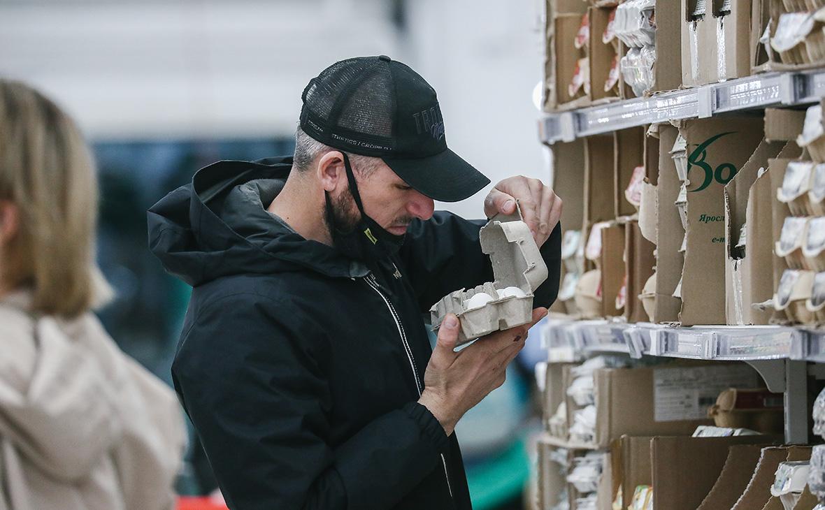 Мантуров рекомендовал открыть киоски с одеждой и продуктами у входов в ТЦ