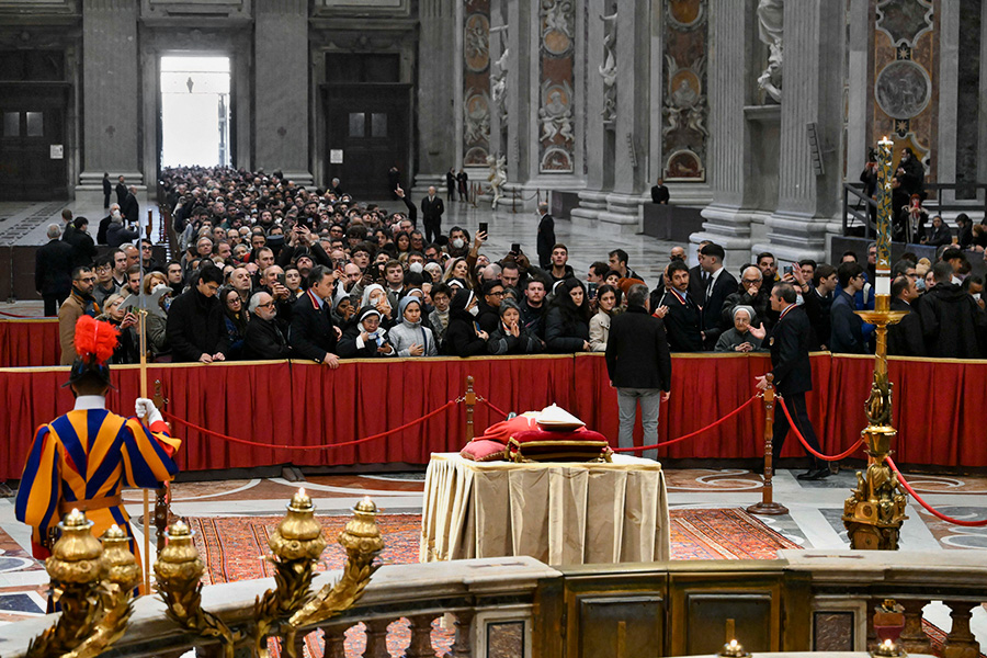 Как в Ватикане прощаются с Бенедиктом XVI. Фоторепортаж