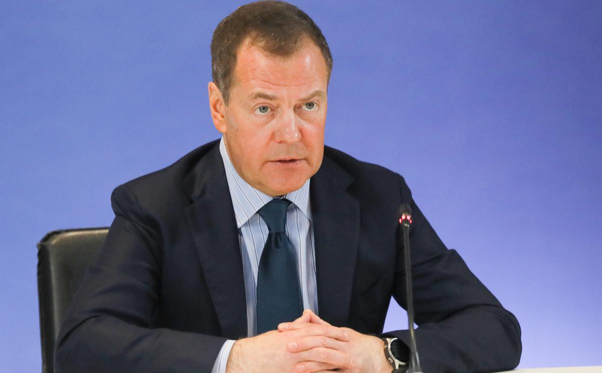 Медведев напомнил о правилах военного времени в отношении предателей