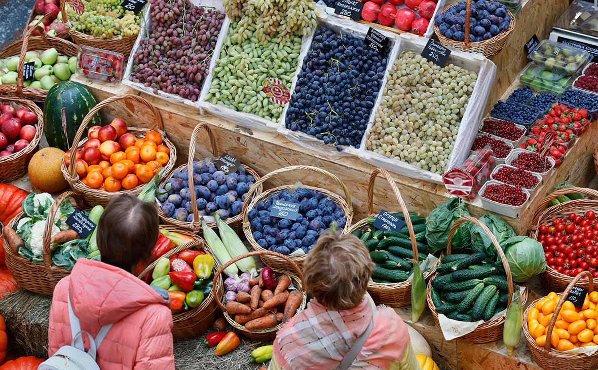 Мантуров рекомендовал открыть киоски с одеждой и продуктами у входов в ТЦ