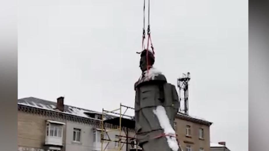  В Харькове снесли памятник Николаю Островскому 