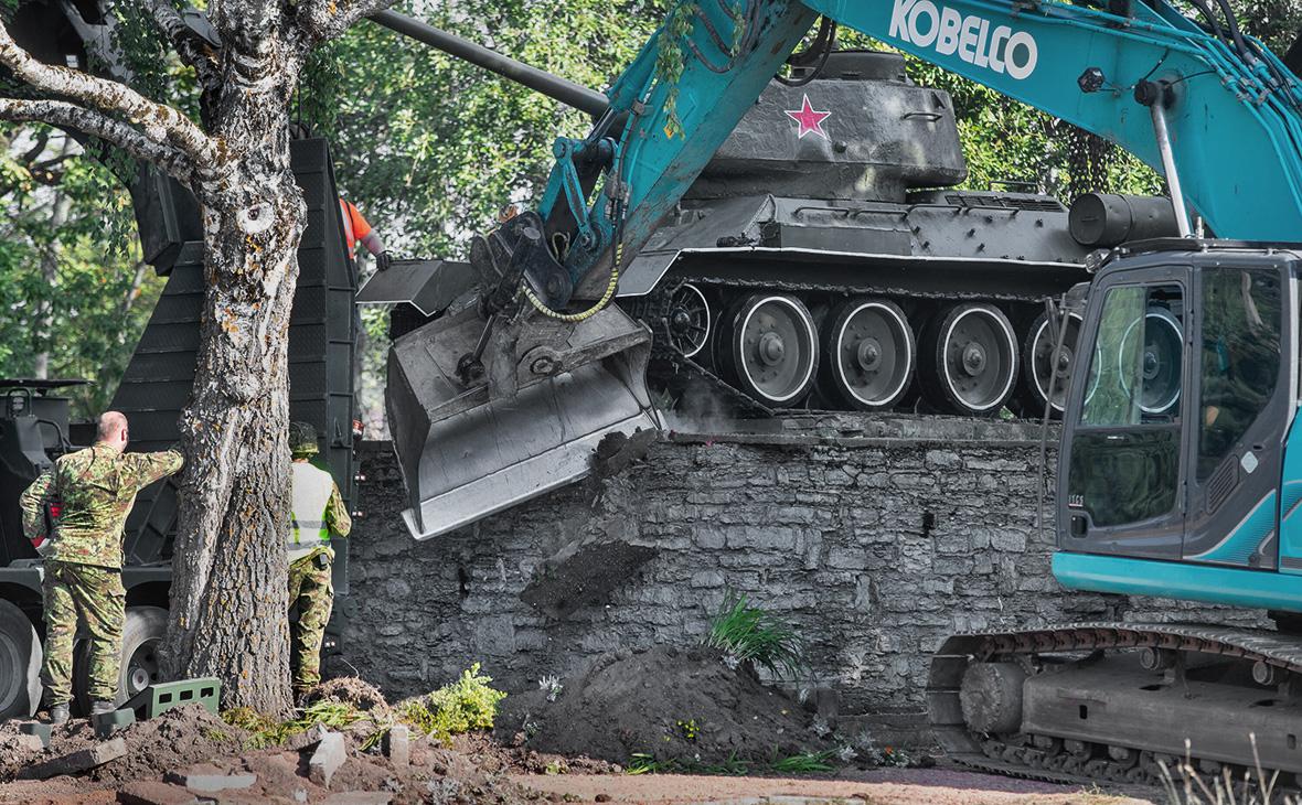 Власти Эстонии выделили более €900 тыс. на демонтаж советских памятников
